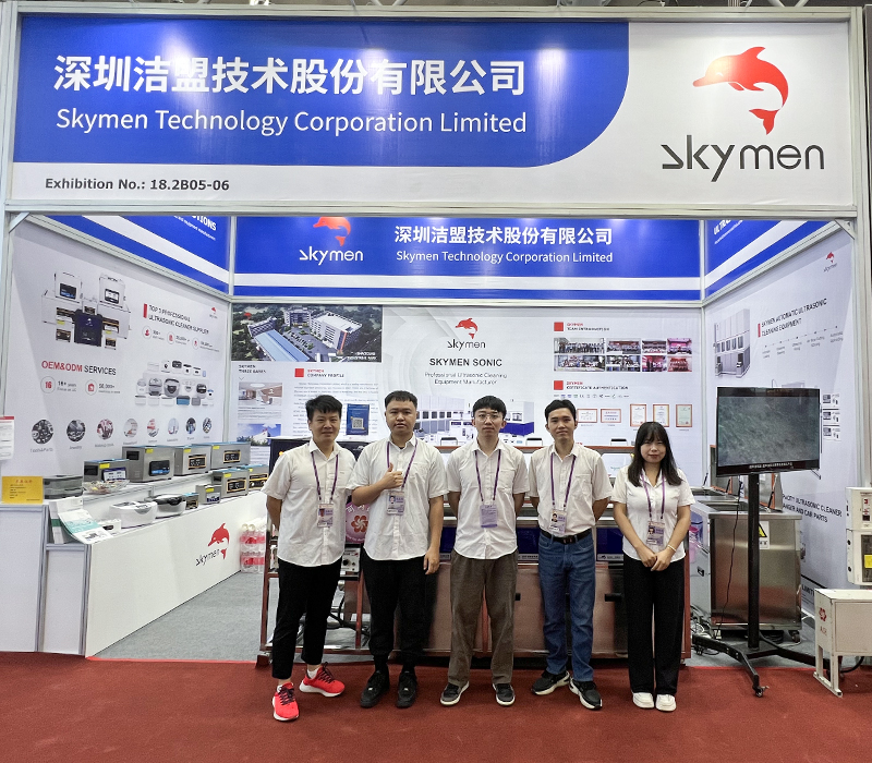 SkymenDas Marketingteam der Gruppe machte ein Gruppenfoto am Stand der 134. Canton Fair